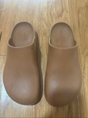 Crocs Dylan Clogs Minimalist Brown Slip-On Clogs